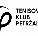 Technik instaluje datovou síť v kancelářských prostorách