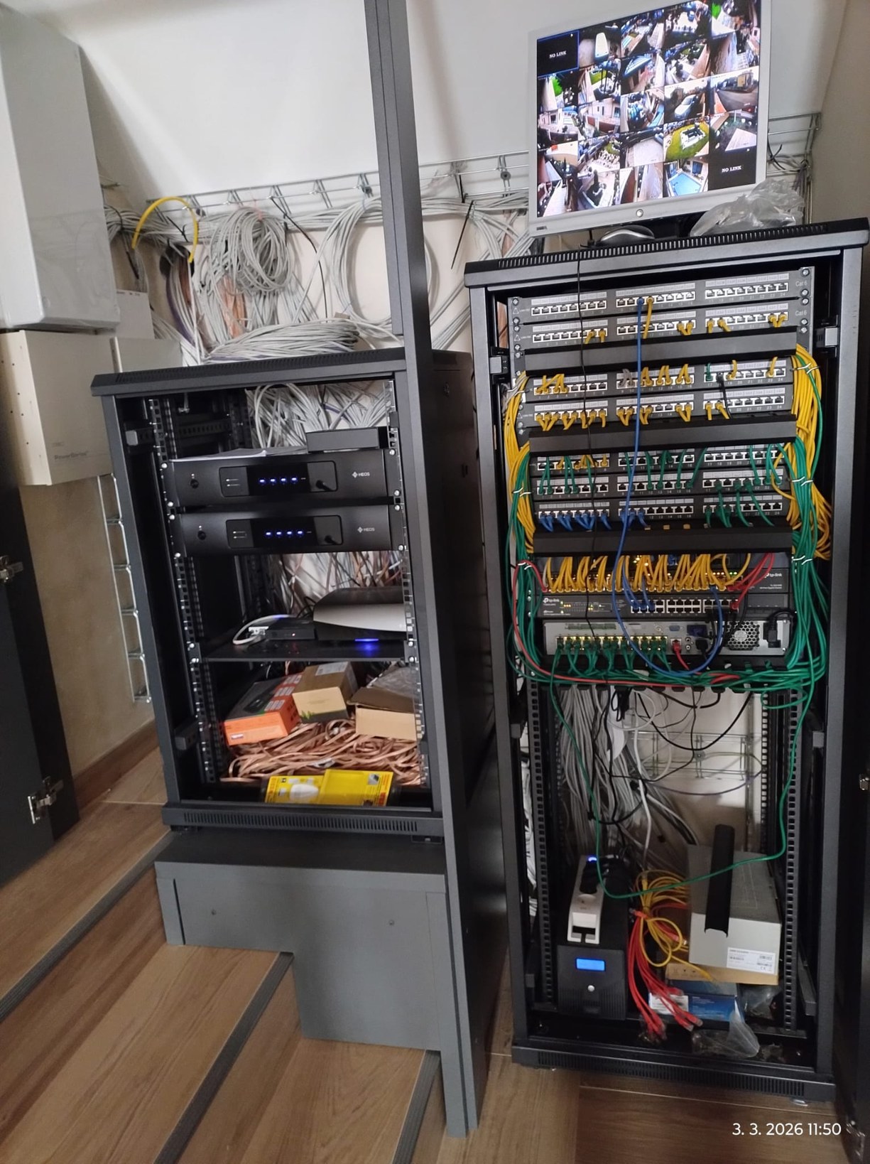 Serverovna s rackem pro kamerový dohled