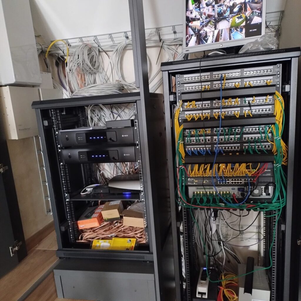 sq vtv serverovna rack kamerovy dohled Serverovna s rackem pro kamerový dohled v detailu