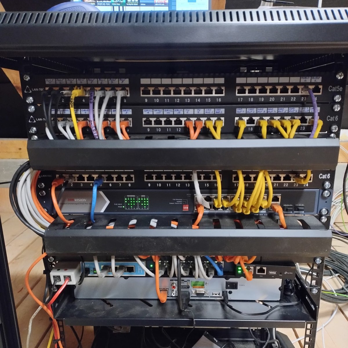 Strukturovaná kabeláž a PoE switch v detailu